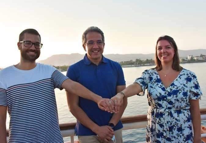 وزير السياحة يلتقي زوجين من إسبانيا أعلنا زواجهما في الأقصر ويمنحهما هدية