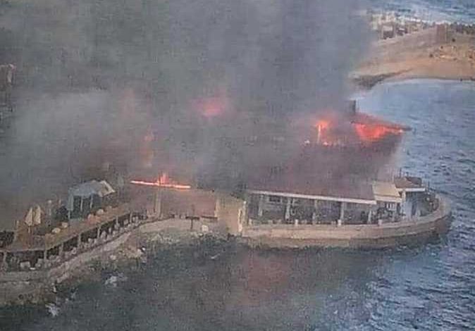 صورة حريق هائل بمطعم شهير بكورنيش الإسكندرية .. والأمن يدفع بـ12 سيارة إطفاء